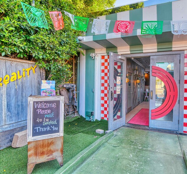 More Photos Of 10628 Ventura Blvd, Studio City Freestanding For Lease
