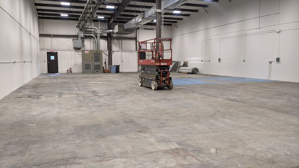 More Photos Of 21 Commerce Dr, North Branford Warehouse For Lease