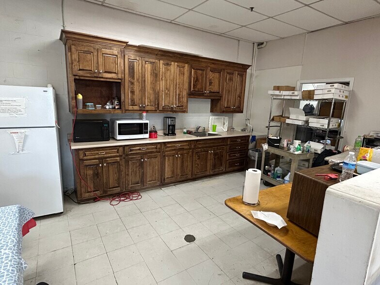 More Photos Of 825 Old Airport Rd, Greenville Light Distribution For Sale