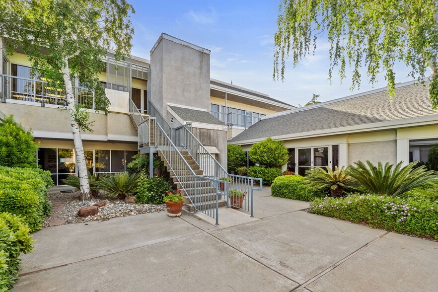 More Photos Of 250 W Main St, Woodland Office For Lease