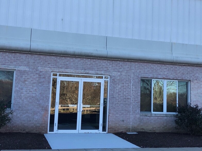 More Photos Of 100 Crystal Run Rd, Middletown Office For Lease