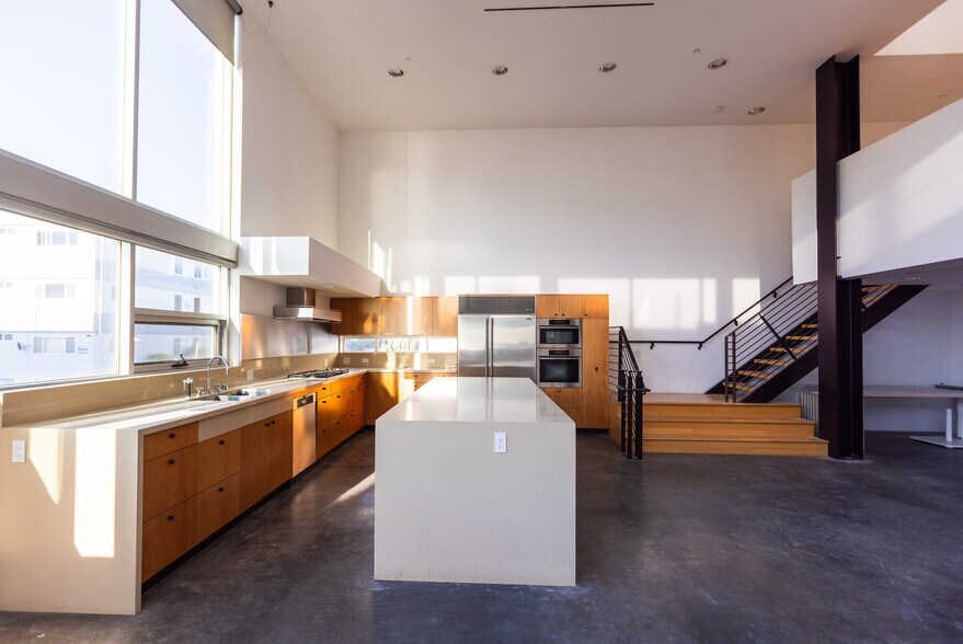 More Photos Of 701 Ocean Front Walk, Venice Unknown For Lease