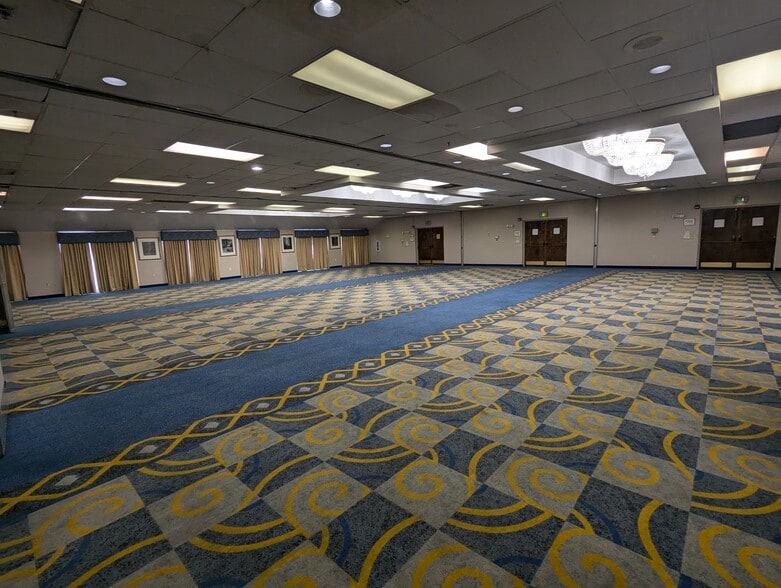 More Photos Of 5805 W Kellogg Dr, Wichita Hotel For Lease