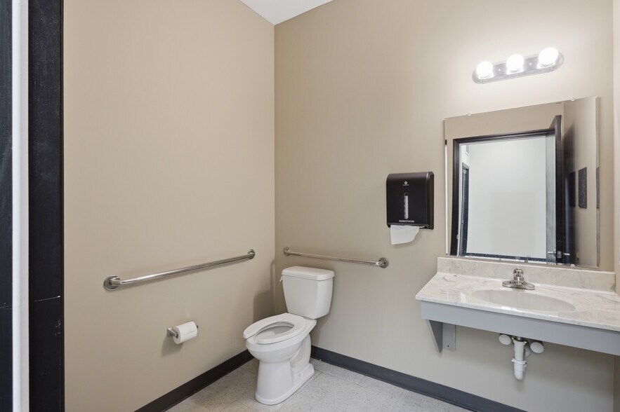 More Photos Of 2585 Eastwood Dr, Columbus Office For Lease