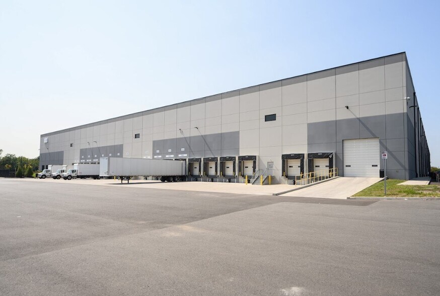More Photos Of 100 Frontage Rd, Newark Distribution For Lease