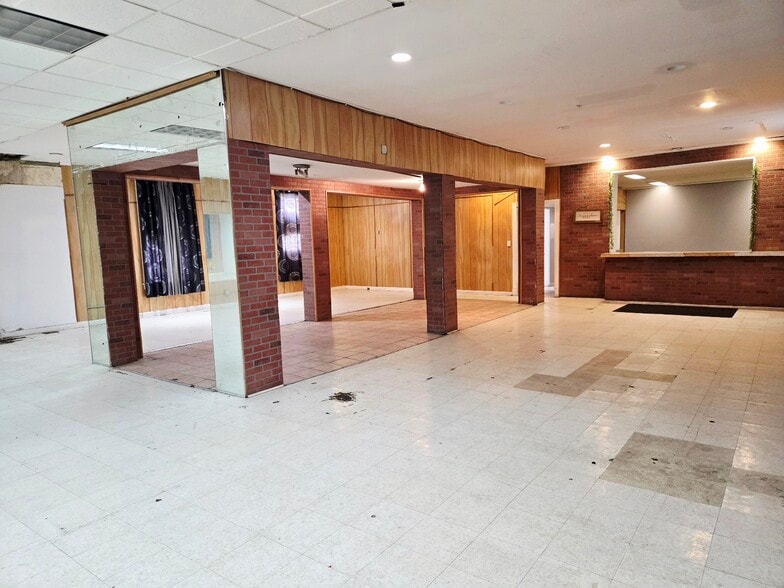 More Photos Of 220 E Galena Blvd, Aurora Storefront For Sale