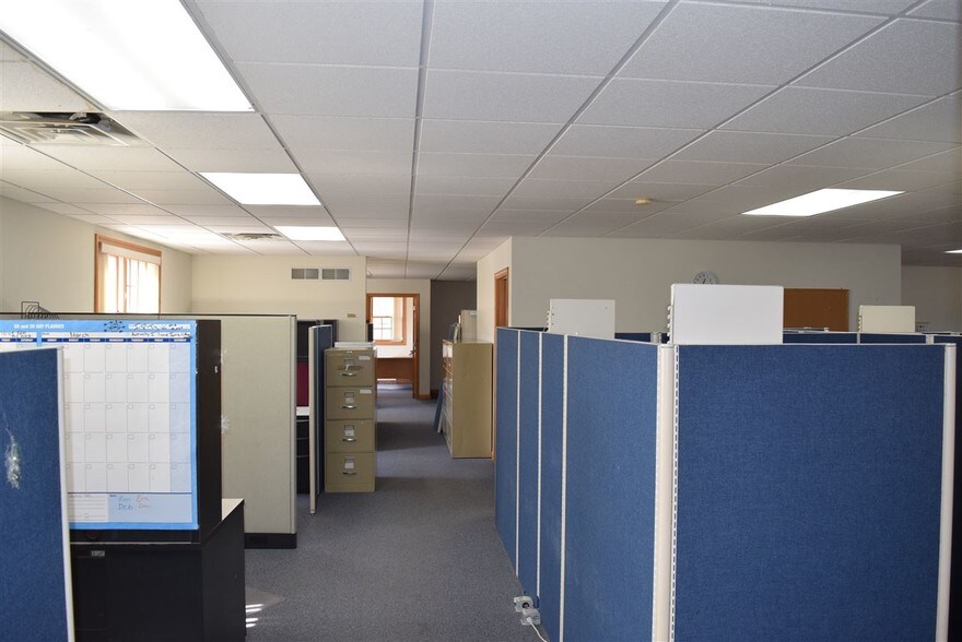 More Photos Of 5 Buttrick Rd, Londonderry Office For Lease