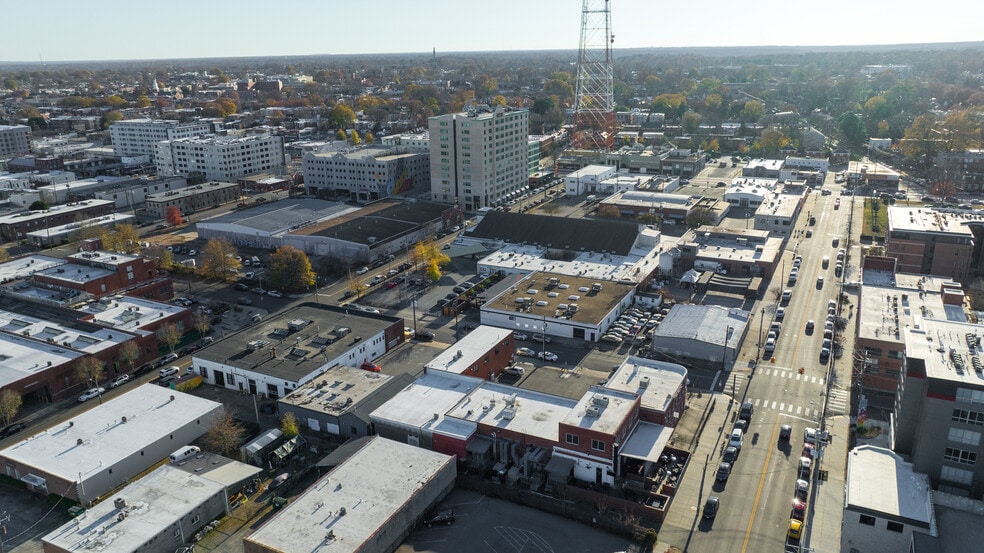 More Photos Of 3310 W Clay St, Richmond Showroom For Lease