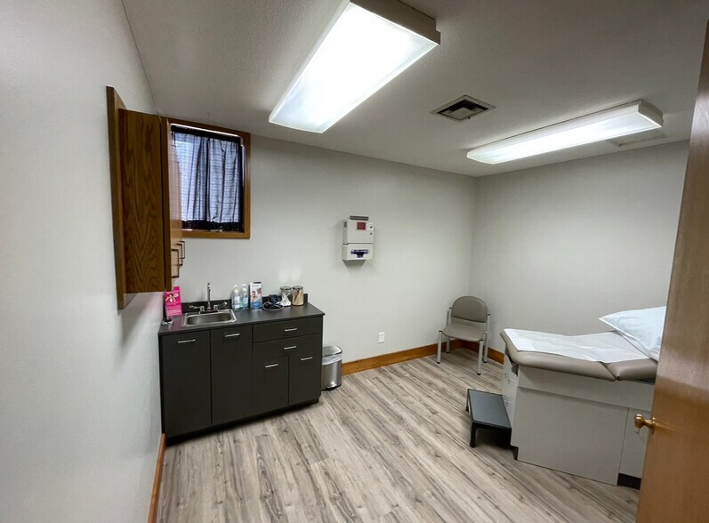 More Photos Of 116 W 19th St, Falls City Showroom For Sale