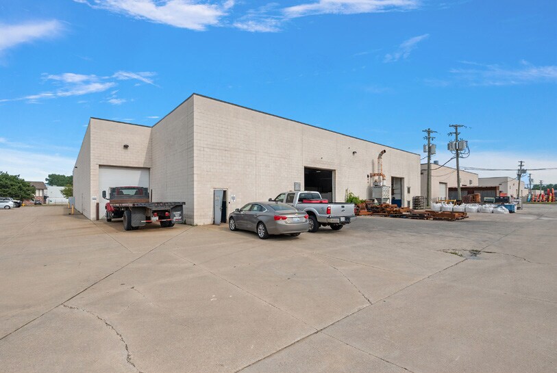 More Photos Of 44837 Morley Dr, Clinton Township Manufacturing For Sale