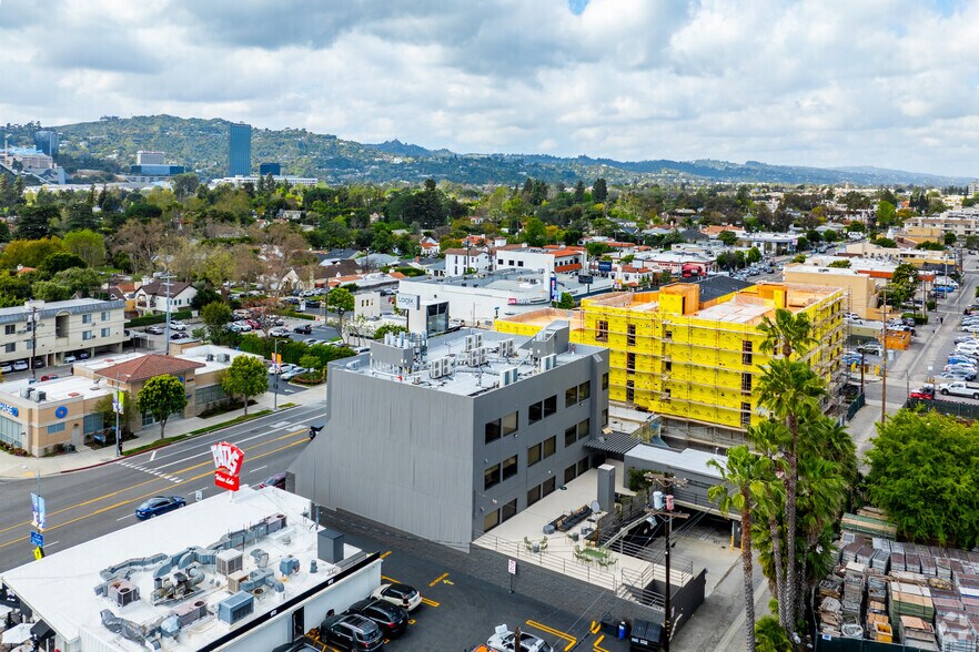 More Photos Of 10045 Riverside Dr, Toluca Lake Loft Creative Space For Lease