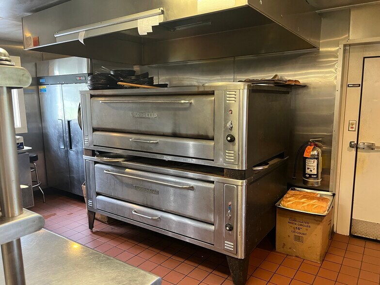 More Photos Of 6 Hartland Blvd, East Hartland Restaurant For Sale