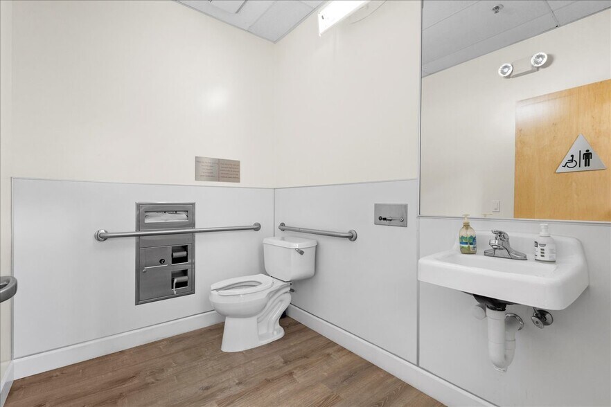 More Photos Of 482 W MacArthur Blvd, Oakland Medical For Sale