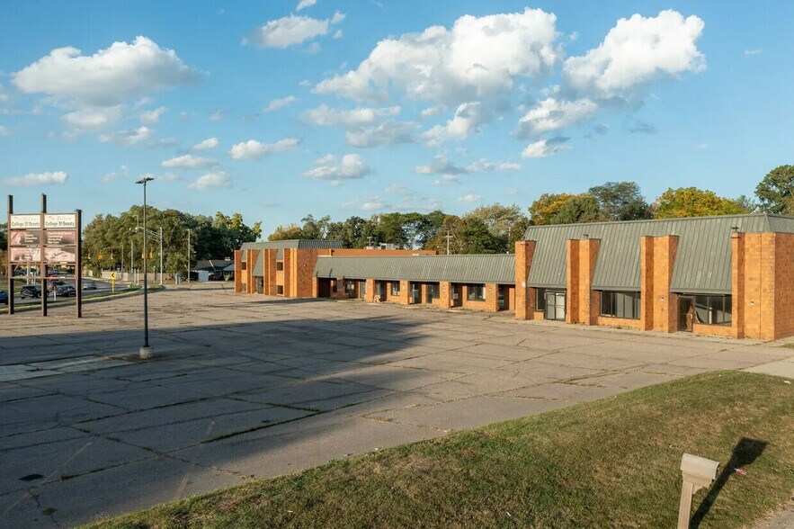 More Photos Of 38116-38160 S Gratiot Ave, Clinton Township Freestanding For Sale