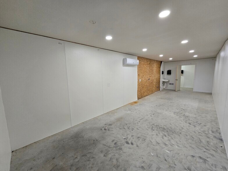 More Photos Of 401 N Central Ave, Troy Flex For Lease