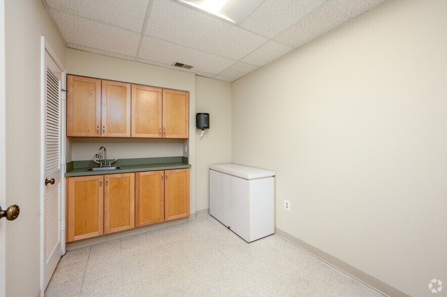 More Photos Of 5602-5654 Shields Dr, Bethesda Medical For Lease