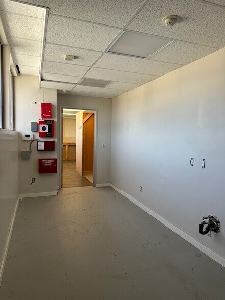 More Photos Of 3056 Del Monte Blvd, Marina General Retail For Lease
