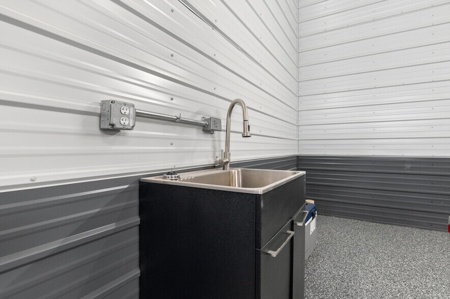 More Photos Of 4390 Regent St, Castle Rock Warehouse For Sale