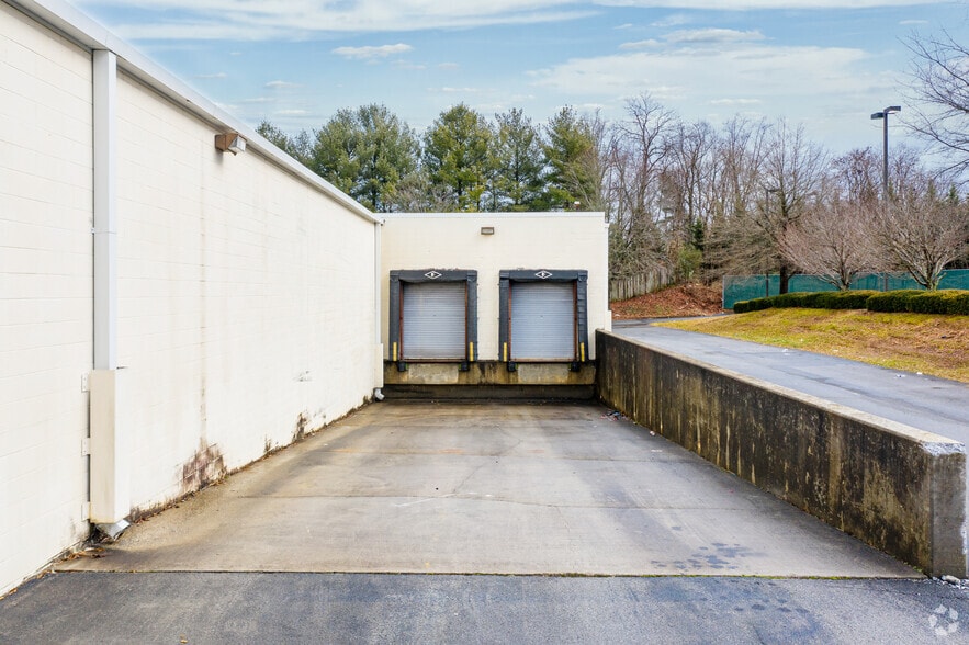 More Photos Of 1910 N Roan St, Johnson City Freestanding For Lease