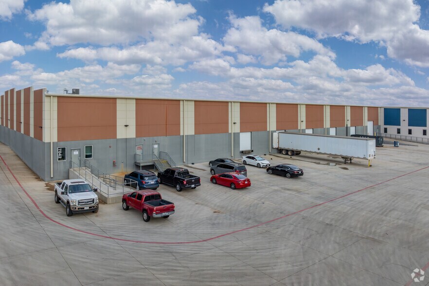 More Photos Of 7042 Industrial Way, San Antonio Distribution For Lease