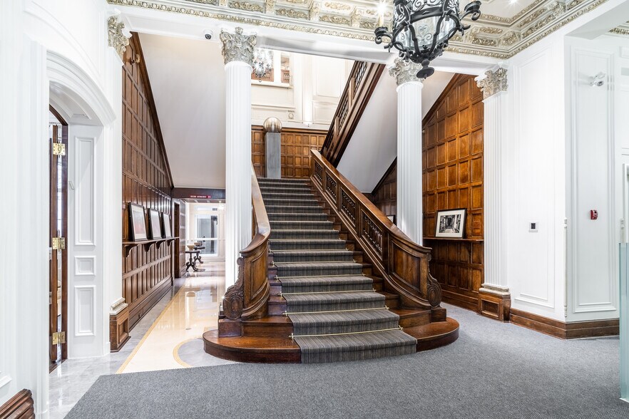 More Photos Of 1175-1183 Pl Du Frère-André, Montréal Office For Sale