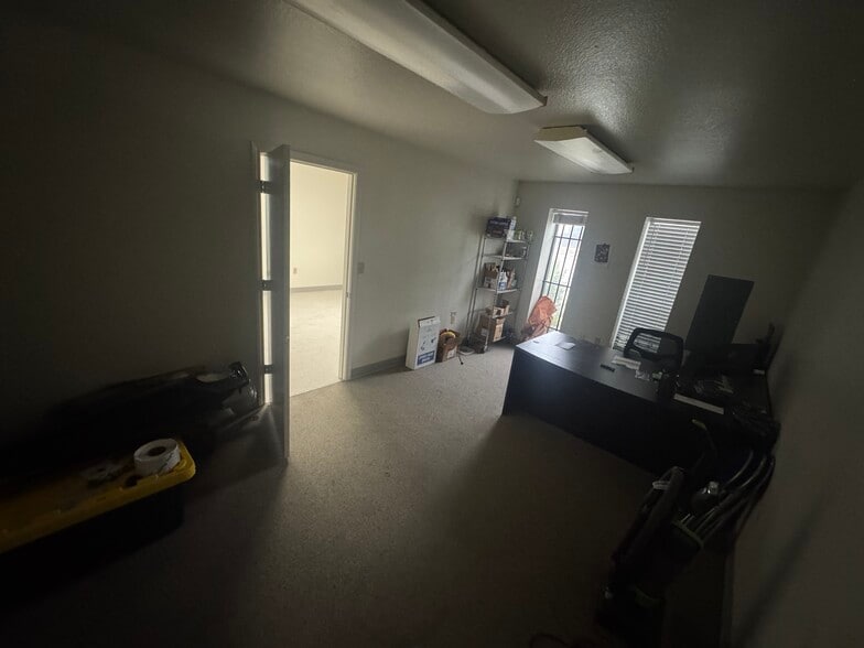 More Photos Of 300 W Broadway St, Prosper Warehouse For Lease