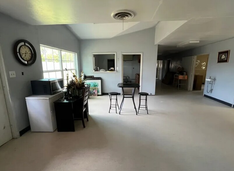 More Photos Of 569 Bear Dr, Timpson Medical For Sale