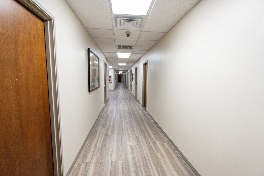 More Photos Of 560 W Main St, Lewisville Office For Sale
