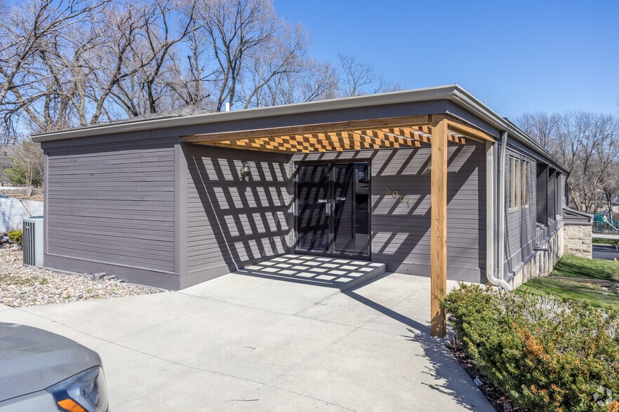 Primary Photo Of 5001 SW 9th St, Des Moines Office For Lease
