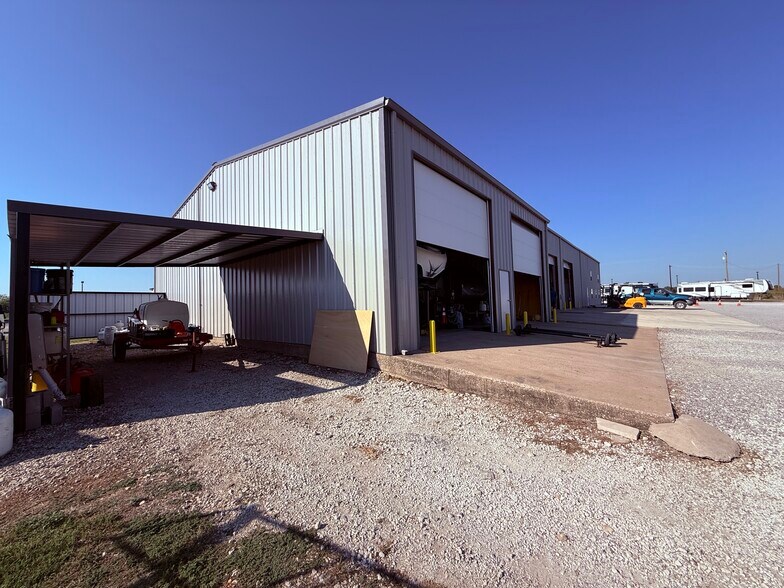 More Photos Of 13239 S Interstate 35, Valley View Manufacturing For Lease