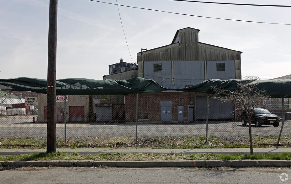 More Photos Of 60-82 Davidson St, Staten Island Warehouse For Lease