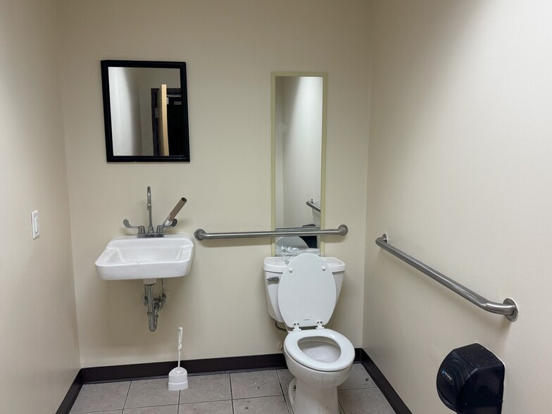 More Photos Of 4446-4450 Park Heights Ave, Baltimore Storefront For Lease