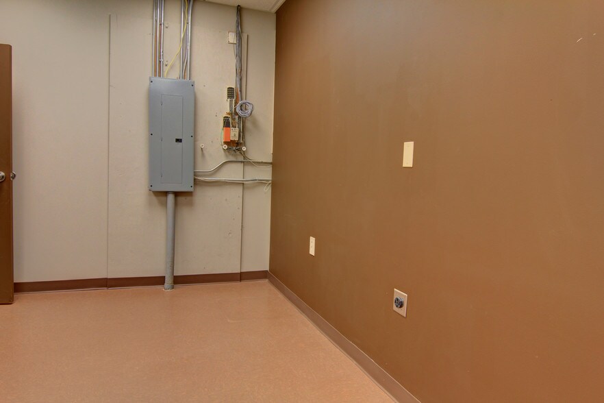 More Photos Of 225 Curie Dr, Alpharetta Light Distribution For Lease