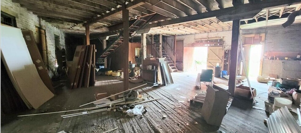 More Photos Of 512 Monroe st, Iola Loft Creative Space For Sale