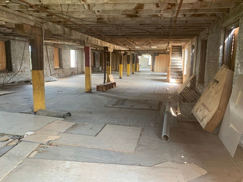 More Photos Of 125 N Market St, Petersburg Warehouse For Sale