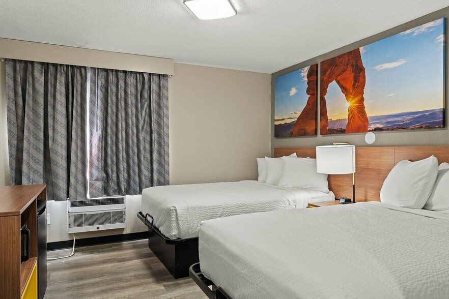 More Photos Of 1520 Candelaria Rd NE, Albuquerque Hotel For Sale