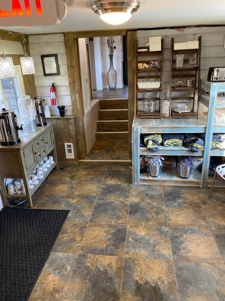 More Photos Of 565 S Meridian Rd, Youngstown Freestanding For Sale