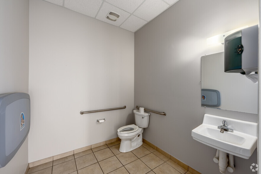 More Photos Of 401 W International Speedway Blvd, Daytona Beach Freestanding For Sale