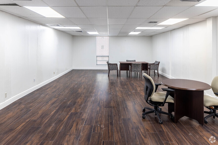 More Photos Of 2500 Hollywood Blvd, Hollywood Office For Lease