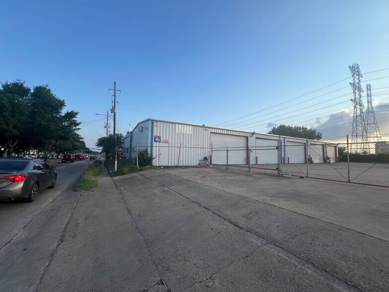 Primary Photo Of 6730 Wilcrest Dr, Houston Auto Repair For Lease