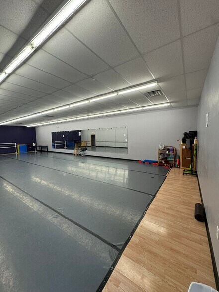 More Photos Of 728 Schelfhout Ln, Kimberly Freestanding For Lease