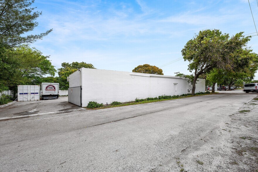 More Photos Of 301 NE 1st St, Delray Beach Freestanding For Sale