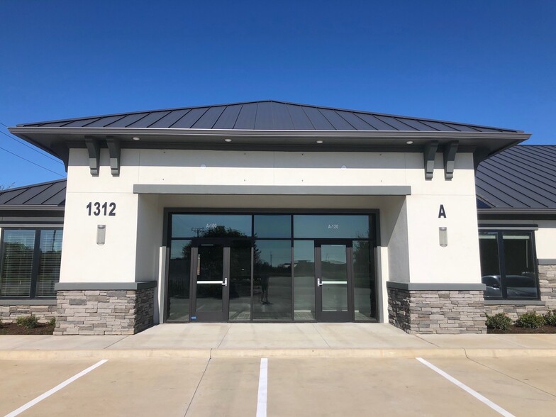 More Photos Of 1312 W Exchange Pkwy, Allen Medical For Lease