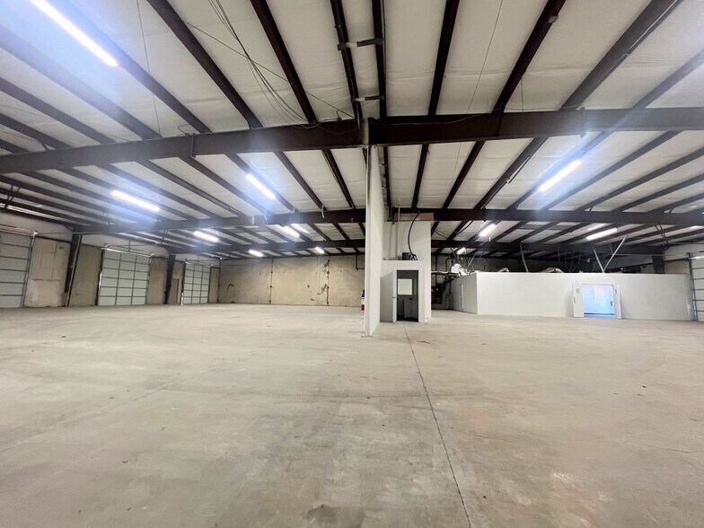 More Photos Of 801 Secretary Dr, Arlington Warehouse For Lease