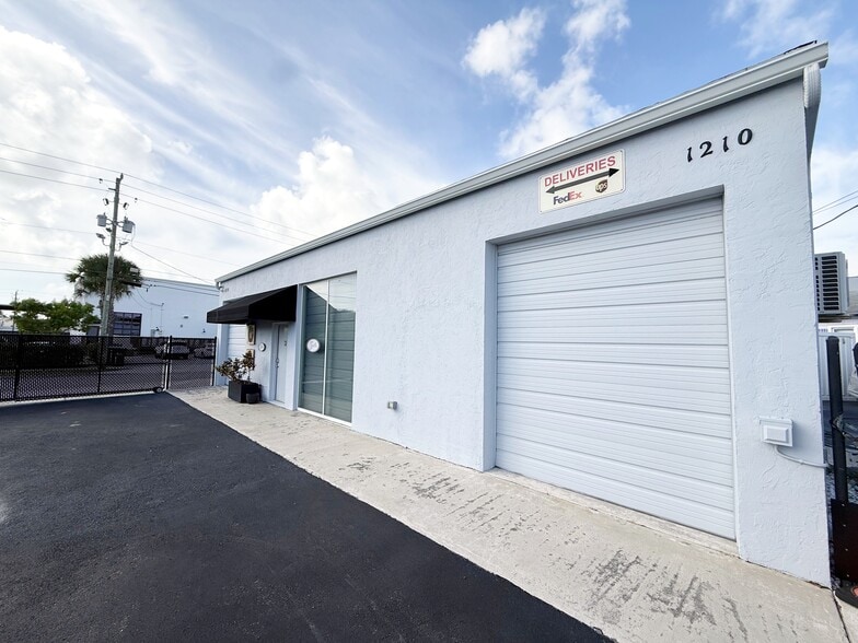 More Photos Of 1214 Roebuck Ct, West Palm Beach Warehouse For Lease