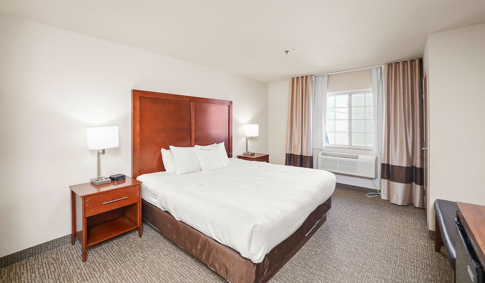 More Photos Of 725 Paradise Ln, Johnson Creek Hotel For Sale