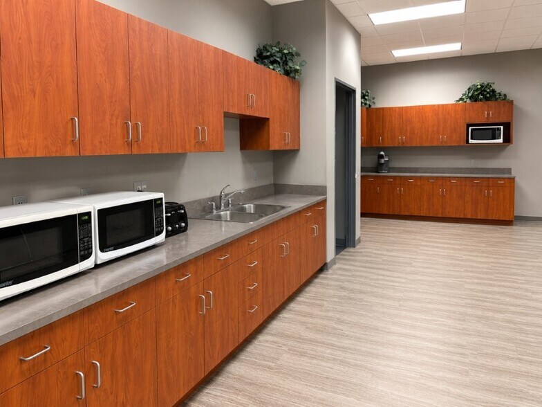 More Photos Of 20890 Kenbridge Ct, Lakeville Research And Development For Lease