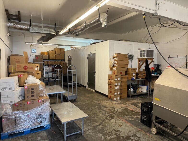 More Photos Of 1114 N 97th St, Seattle Showroom For Sale