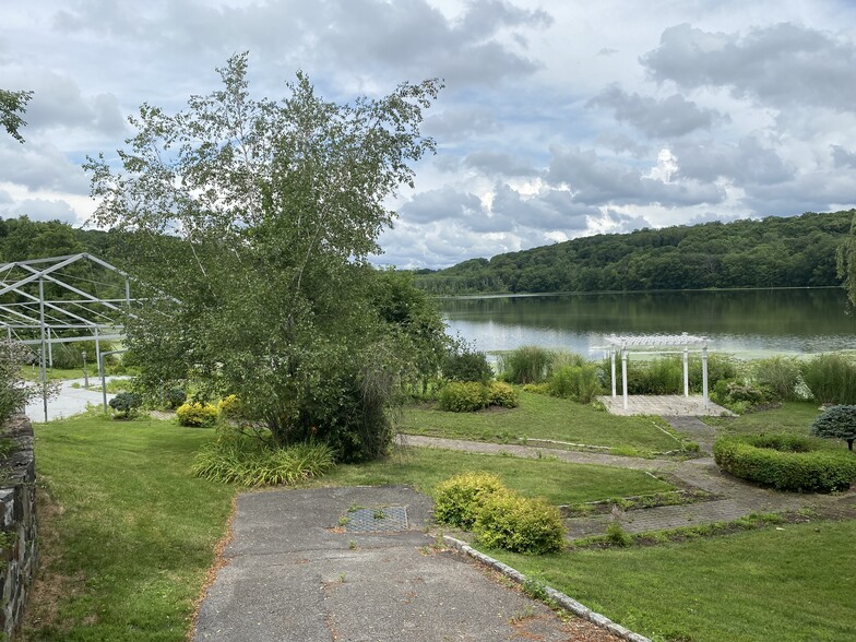 More Photos Of 489 E Main St, Jefferson Valley Freestanding For Lease