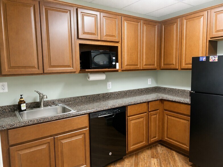 More Photos Of 2 Cardinal Park Dr, Leesburg Medical For Sale
